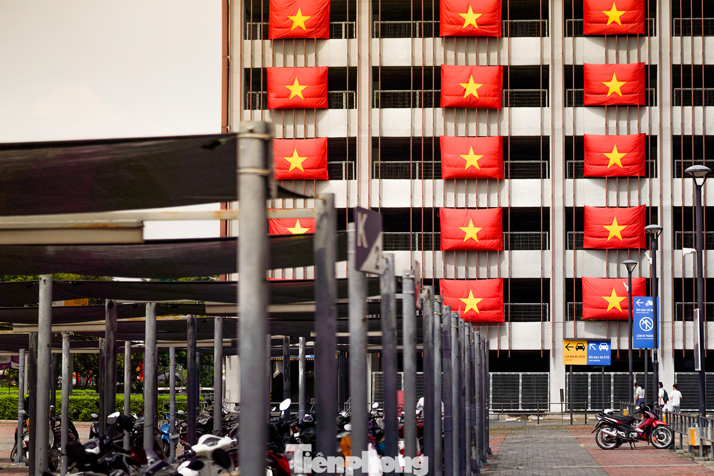 Trên trục đường Tân Thắng (quận Tân Phú), một khu cao ốc văn phòng thuộc siêu thị Aeon gây chú ý bởi quốc kỳ treo dọc các tầng thẳng tắp. Trên trục đường Tân Thắng (quận Tân Phú), một khu cao ốc văn phòng thuộc siêu thị Aeon gây chú ý bởi quốc kỳ treo dọc các tầng thẳng tắp.