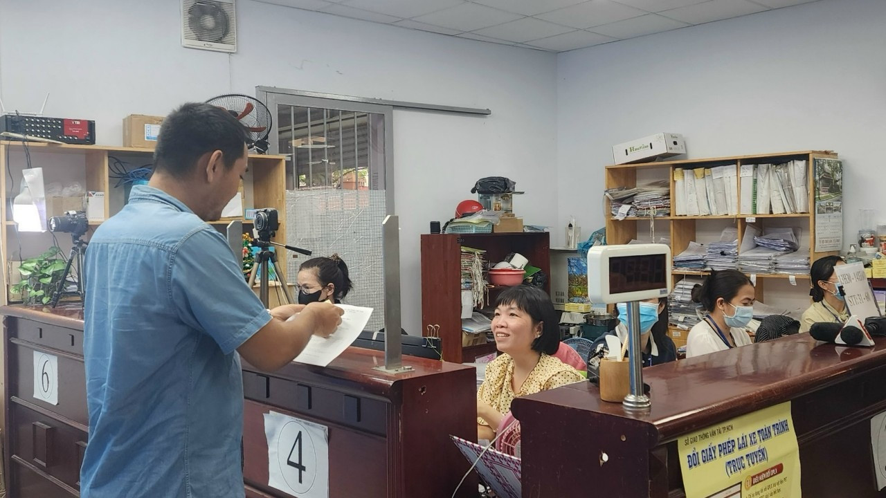 Người dân đi nộp phạt.