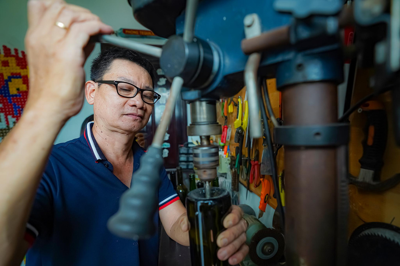 Đơn giản ở quy trình là thế nhưng khâu thực hiện thì vô vàn khó khăn. “Bởi những sản phẩm từ chai lọ thế này cũng chưa ai làm, có những sản phẩm phải gỡ ra gắn vào cả năm trời mới thành.”