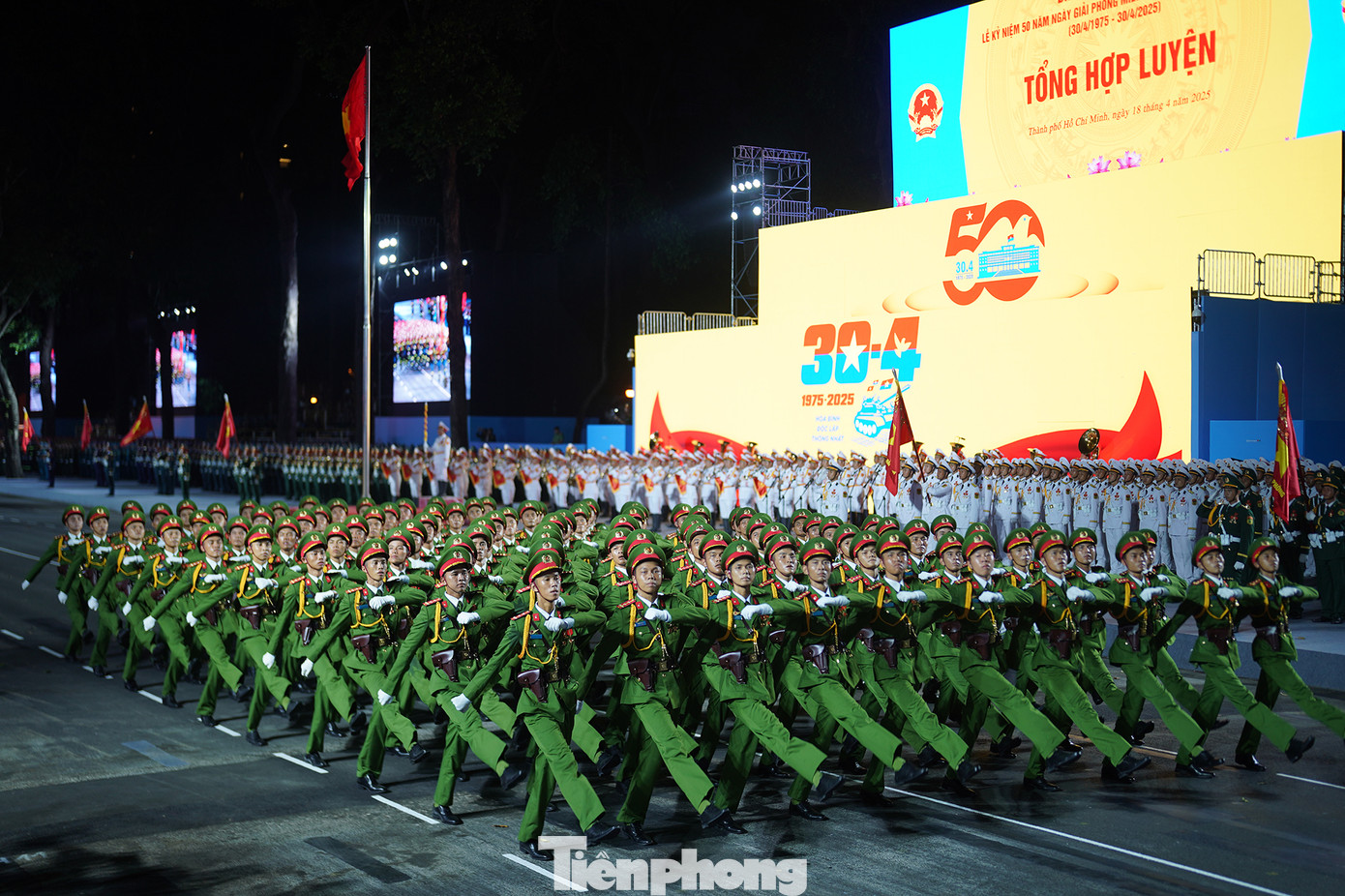 Tối 18/4, tại TPHCM, các khối Quân đội, Công an tổng hợp luyện diễu binh, diễu hành chuẩn bị Lễ Kỷ niệm 50 năm Ngày Giải phóng miền Nam, thống nhất đất nước (30/4/1975 - 30/4/2025). Ảnh: Phạm Nguyễn - Duy Anh - Duy Quang/ TPO.
