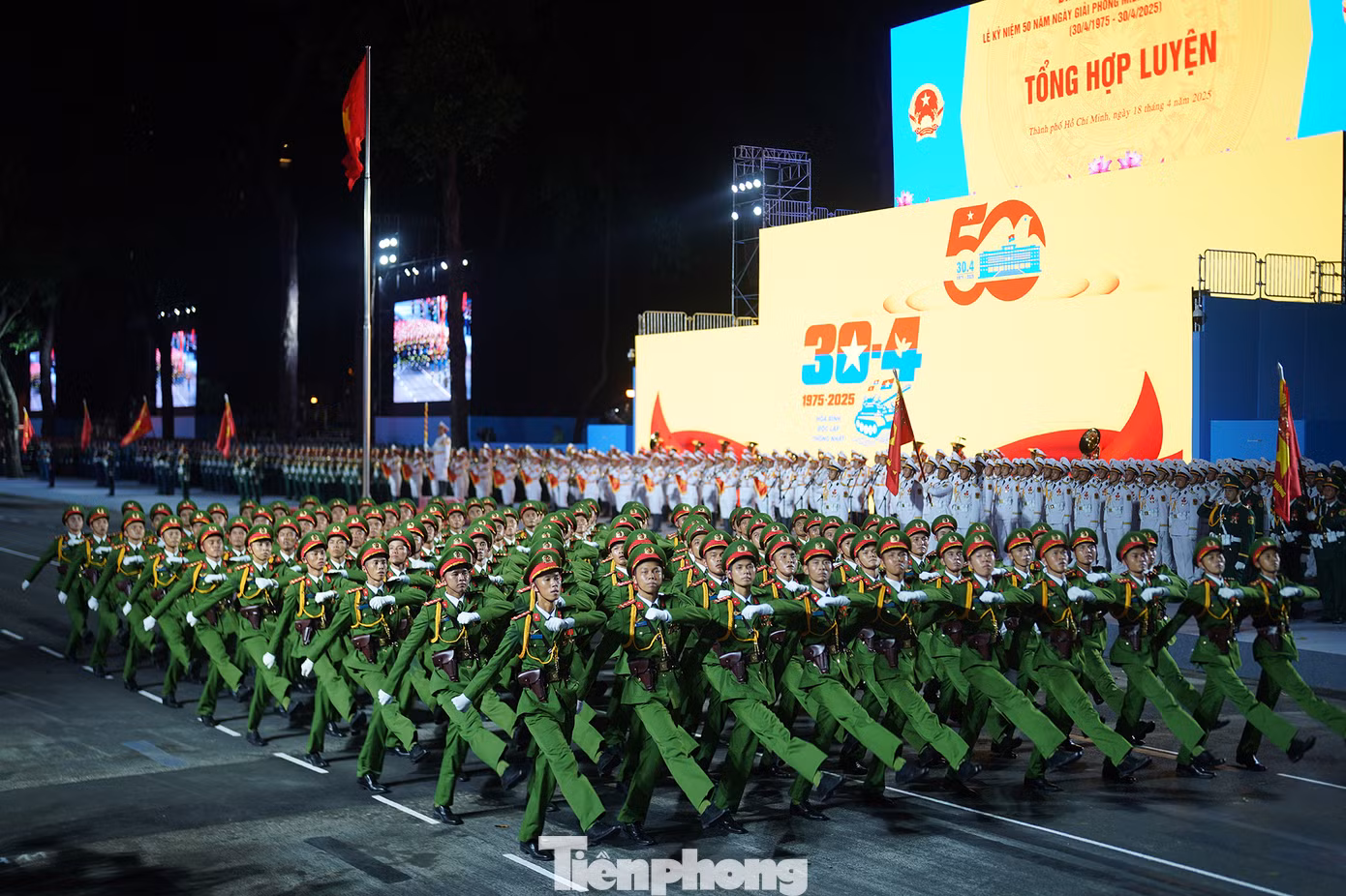 Tối 18/4, tại TPHCM, các khối Quân đội, Công an tổng hợp luyện diễu binh, diễu hành chuẩn bị Lễ Kỷ niệm 50 năm Ngày Giải phóng miền Nam, thống nhất đất nước (30/4/1975 - 30/4/2025). Ảnh: Phạm Nguyễn - Duy Anh - Duy Quang/ TPO. Tối 18/4, tại TPHCM, các khối Quân đội, Công an tổng hợp luyện diễu binh, diễu hành chuẩn bị Lễ Kỷ niệm 50 năm Ngày Giải phóng miền Nam, thống nhất đất nước (30/4/1975 - 30/4/2025). Ảnh: Phạm Nguyễn - Duy Anh - Duy Quang/ TPO.
