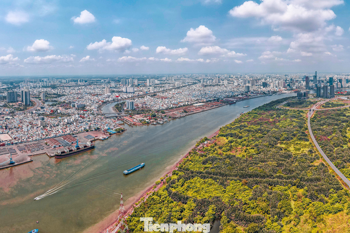 Sông Sài Gòn chảy qua trung tâm TPHCM, một bên là Khu đô thị mới Thủ Thiêm, một bên là quận 1.