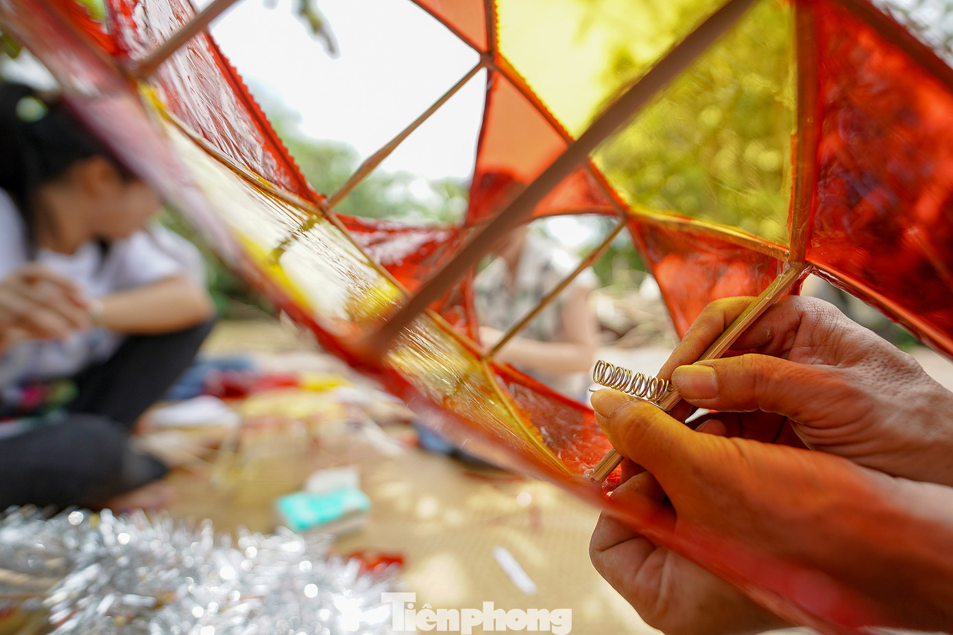 Hình ảnh những chiếc đèn ông sao đã in sâu trong ký ức mỗi người, nó gọi về ký ức tuổi thơ với niềm háo hức có được chiếc đèn để trông trăng. Trung thu xưa, mỗi dịp Rằm tháng tám, các ông bố bà mẹ lại rục rịch vót tre, mua nến làm cho mấy đứa nhỏ chiếc đèn ông sao đón Trung thu. Anh Quốc Tuấn (đứng) hỗ trợ đắc lực cho nhóm phụ huynh thực hiện những chiếc lồng đèn.