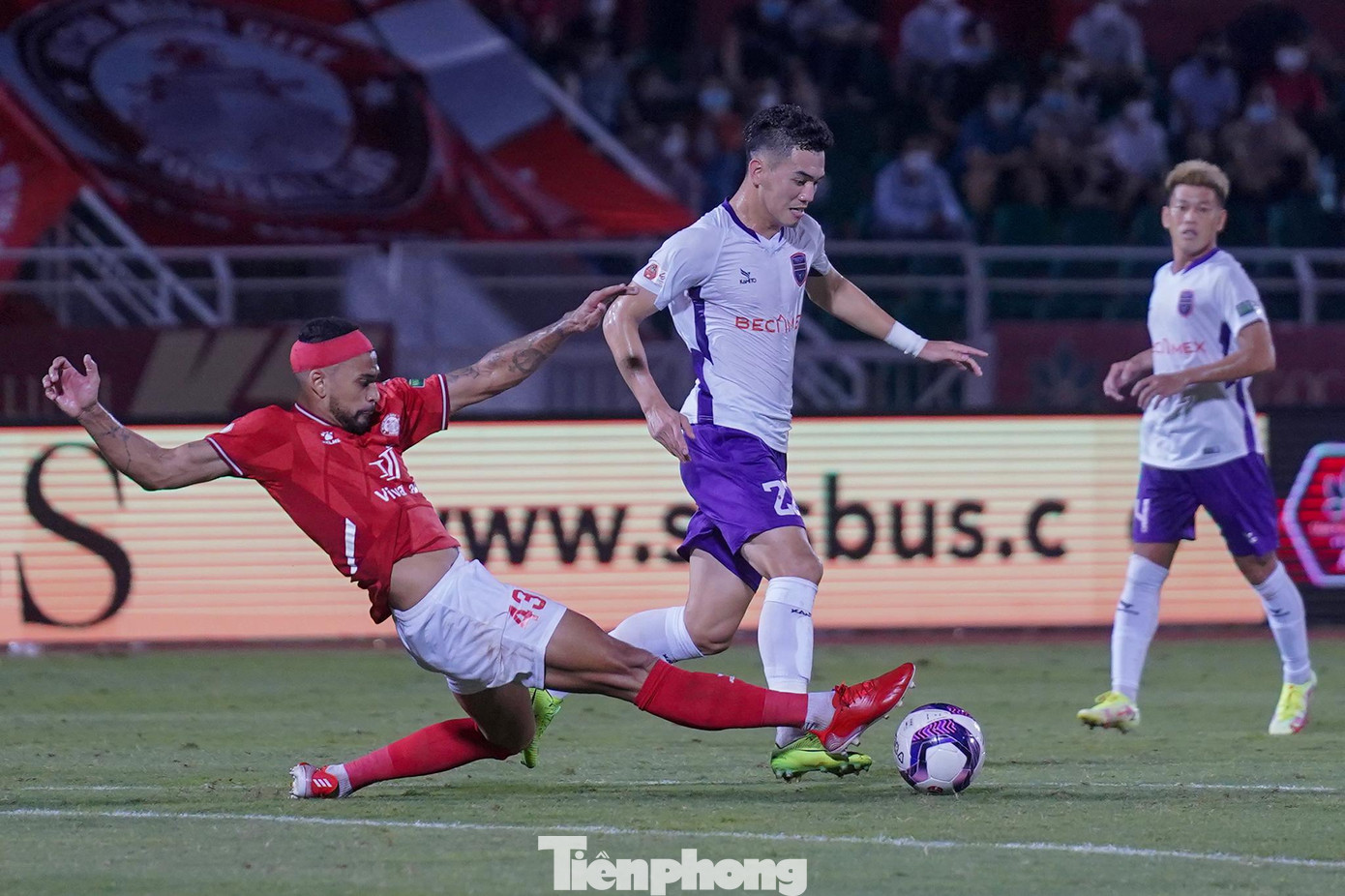 Hiệp 2, Tiến Linh bị khoá chặt, Becamex Bình Dương có phần chùng xuống trong các đợt tấn công. Hiệp 2, Tiến Linh bị khoá chặt, Becamex Bình Dương có phần chùng xuống trong các đợt tấn công.