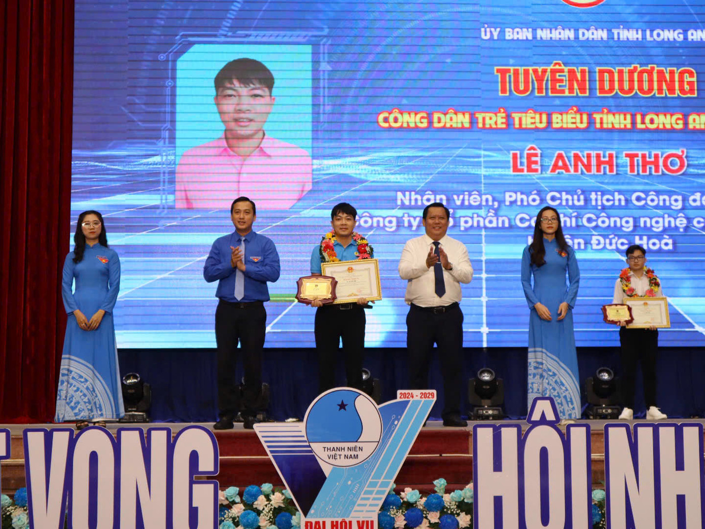 Anh Lê Anh Thơ – Phó Chủ tịch Công đoàn cơ sở Công ty Cổ phần Cơ khí Công nghệ cao Đại Dũng II ở huyện Đức Hoà không ngừng nỗ lực, sáng tạo và học hỏi để nâng cao năng suất công việc. Một trong những thành tựu nổi bật của anh là sáng kiến cải tiến máy hàn dầm cấu kiện. Với thiết kế mới, máy hàn của anh có thể hàn cấu kiện có kích thước từ 150mm đến 1000 mm, so với trước đây chỉ là 300 mm. Sản phẩm cải tiến này đã giúp Công ty tiết kiệm chi phí gia công, rút ngắn tiến độ sản xuất và mang lại hiệu quả kinh tế lên tới 2 tỷ đồng mỗi năm.