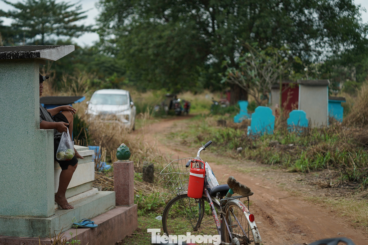 Ông than thở rằng bây giờ rất ít người nhờ chăm sóc hay quét mộ. Sắp tới ông vẫn chưa biết làm gì khi khu Nghĩa trang Bình Hưng Hòa giải toả.