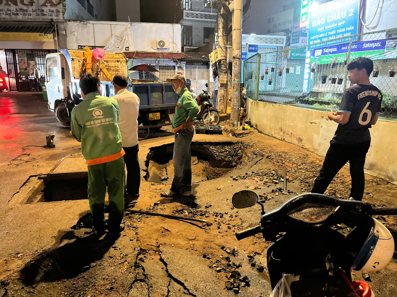 Các lực lượng chức năng đã có mặt và rào chắn miệng hố để ngăn người dân di chuyển qua khu vực nguy hiểm này. Các lực lượng chức năng đã có mặt và rào chắn miệng hố để ngăn người dân di chuyển qua khu vực nguy hiểm này.