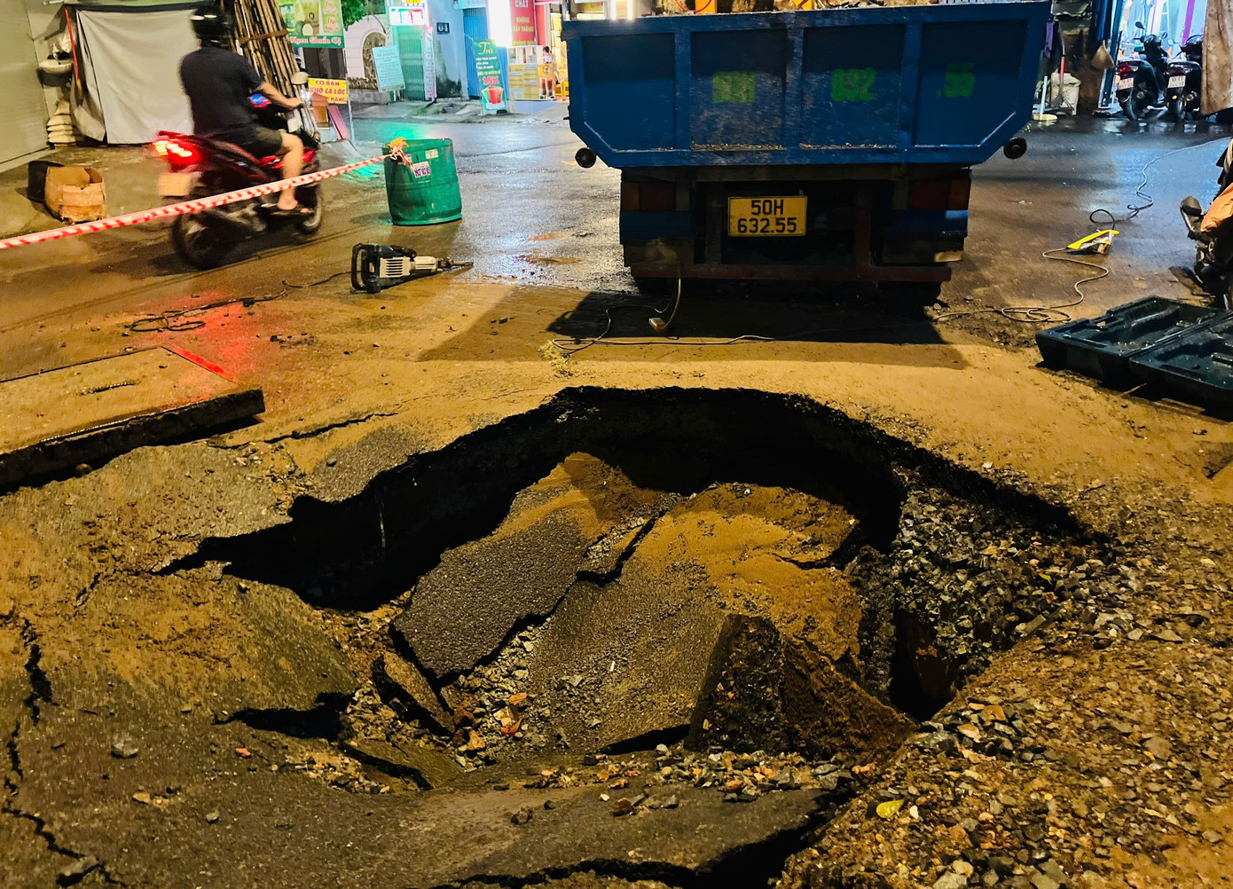 Các lực lượng chức năng đã có mặt và rào chắn miệng hố để ngăn người dân di chuyển qua khu vực nguy hiểm này. Các lực lượng chức năng đã có mặt và rào chắn miệng hố để ngăn người dân di chuyển qua khu vực nguy hiểm này.