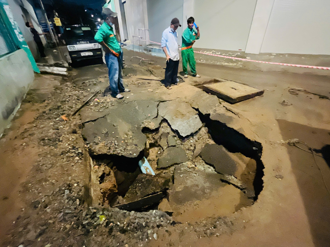 Điểm sụt lún tại giao lộ Đường số 5 với Đường số 1, phường Tăng Nhơn Phú B, TP Thủ Đức vào chiều 8/10.