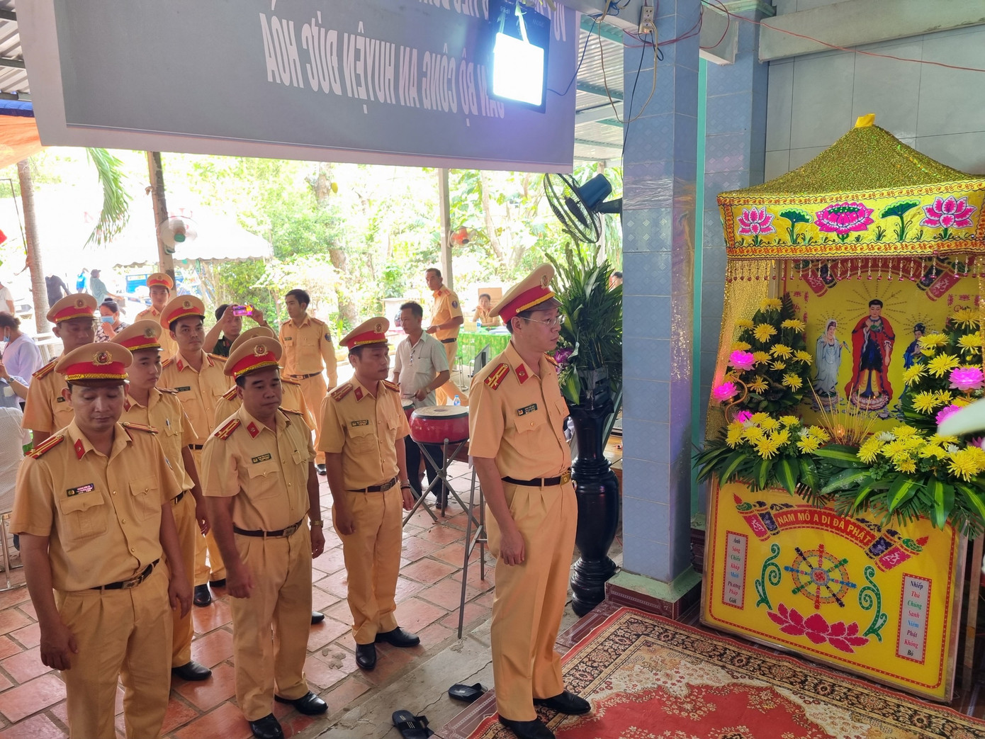 Đoàn công tác tưởng nhớ người đồng đội hy sinh.