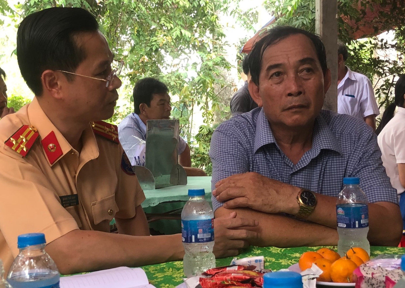 Thượng tá Đinh Thế Anh - Phó Cục trưởng Cục Cảnh sát giao thông- Bộ Công an thăm hỏi, chia buồn với cha của Thiếu tá Hào và gia quyến.