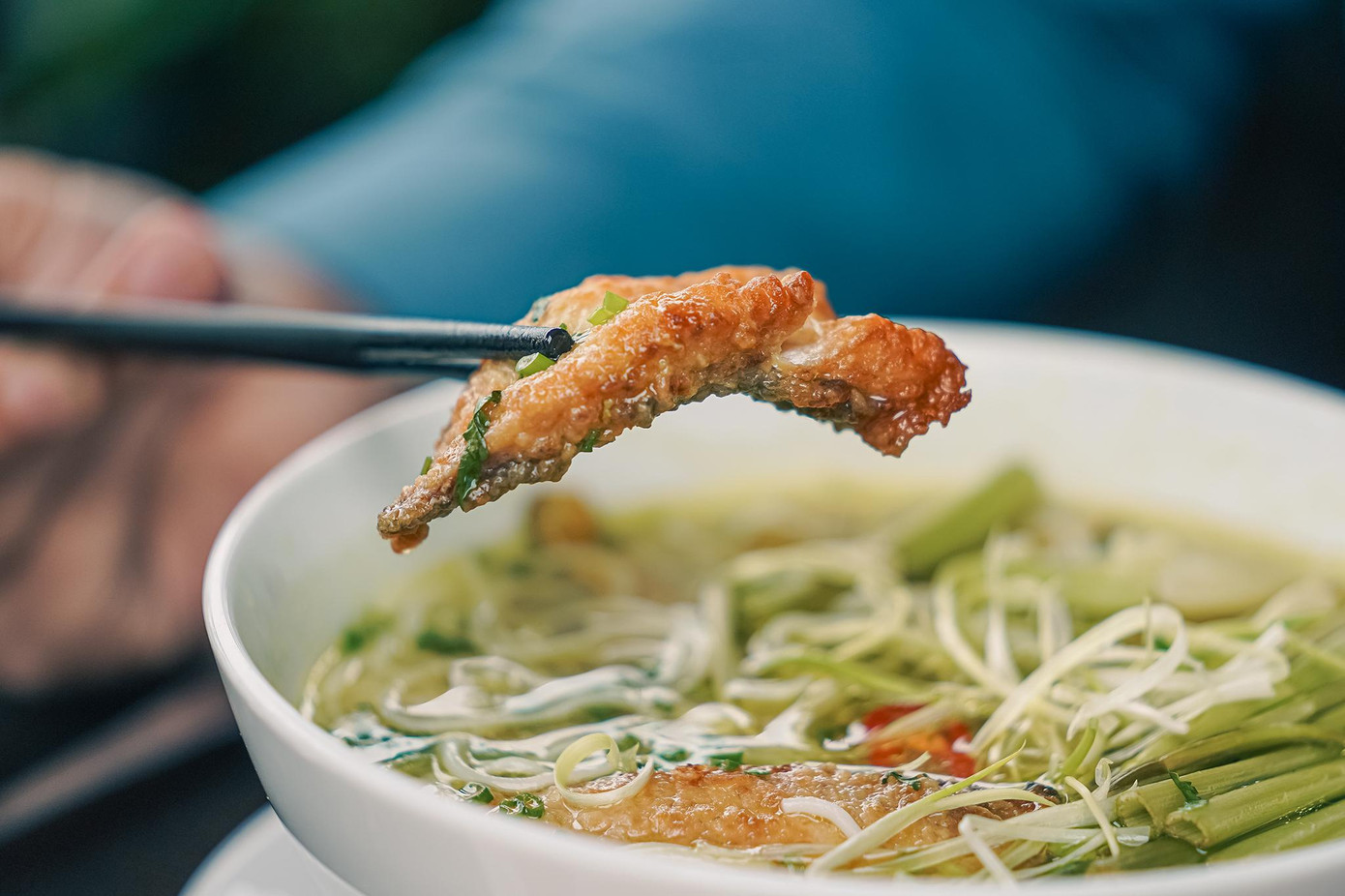 Trong món ăn, rau cần nước tốt cho người bị máu nhiễm mỡ, hạ huyết áp; cải con giúp tăng đề kháng, tốt cho tim mạch... Trong y học cổ truyền, thịt cá rô đồng có vị ngọt, tính bình, tác dụng bổ khí huyết, ích tỳ vị, rất tốt cho người khí huyết suy, cơ thể suy nhược, tỳ vị yếu, ăn uống không tiêu.