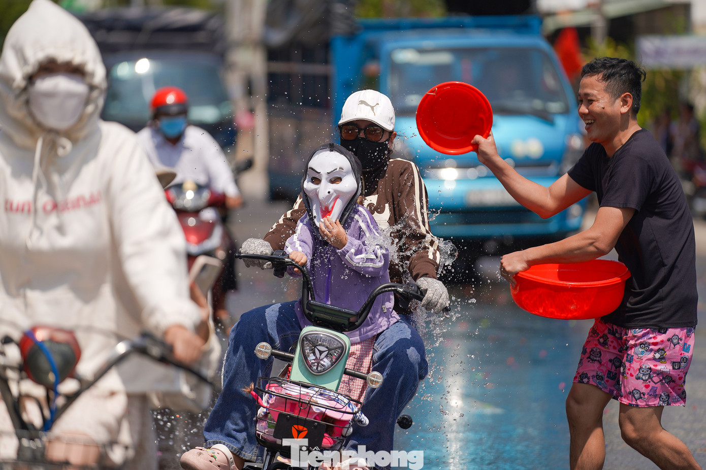 Những nạn nhân bị tạt nước có cả các cô gái, phụ nữ, trẻ em vô tình đi ngang qua lễ hội...