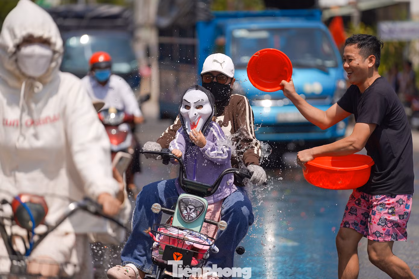 Những nạn nhân bị tạt nước có cả các cô gái, phụ nữ, trẻ em vô tình đi ngang qua lễ hội...