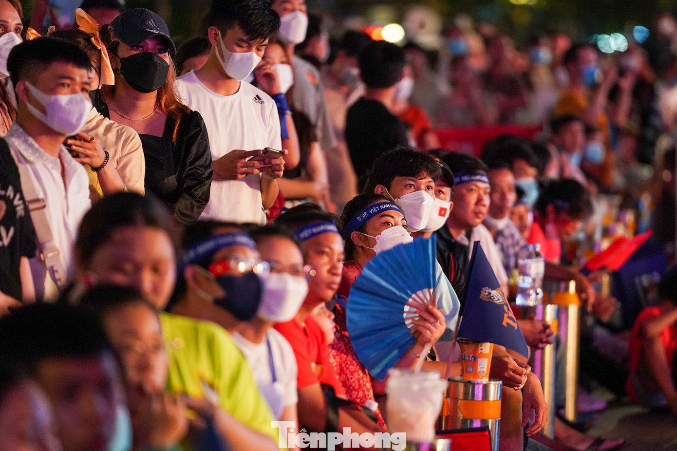 Thời tiết cả ngày 15/5 nóng và oi bức, không có gió, khán giả đến cổ vũ phải dùng quạt để giải nhiệt. Thời tiết cả ngày 15/5 nóng và oi bức, không có gió, khán giả đến cổ vũ phải dùng quạt để giải nhiệt.