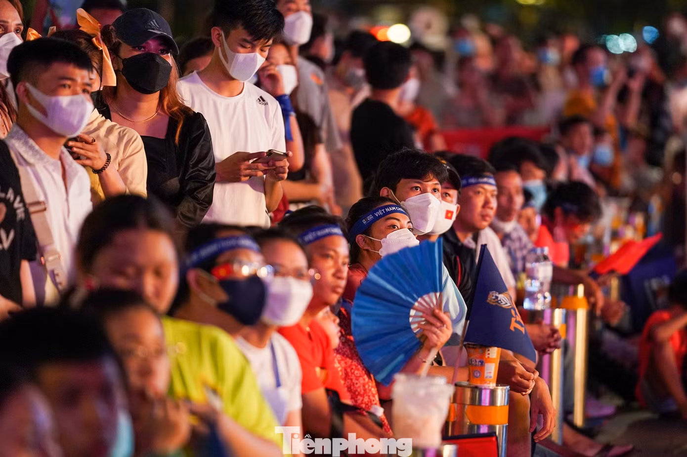 Thời tiết cả ngày 15/5 nóng và oi bức, không có gió, khán giả đến cổ vũ phải dùng quạt để giải nhiệt.