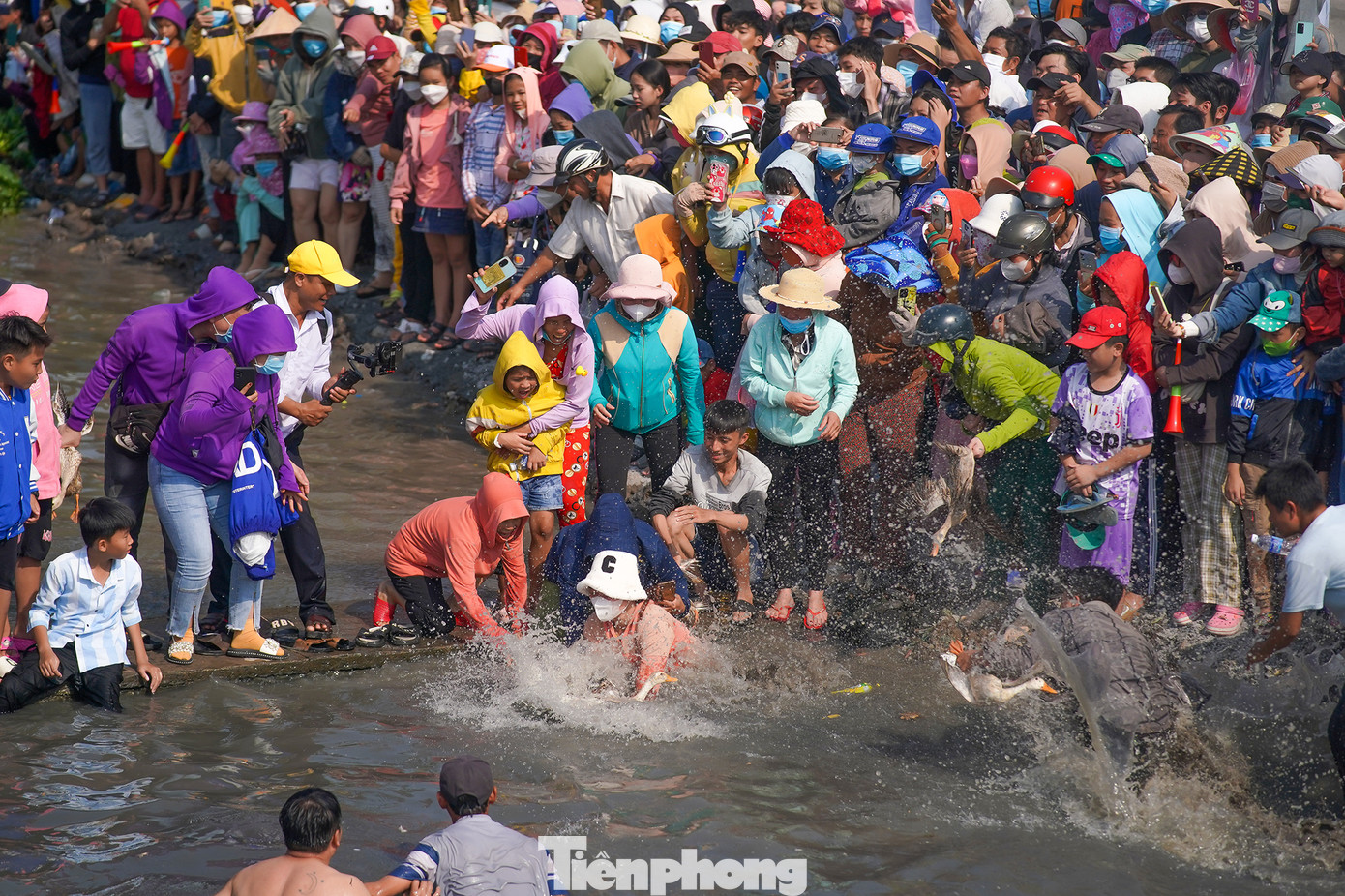 Làm Chay là lễ hội truyền thống được tổ chức hằng năm tại đình Tân Xuân, Linh Phước tự, chùa Ông và chợ Tầm Vu (thị trấn Tầm Vu, huyện Châu Thành, Long An) với mục đích khôi phục các giá trị truyền thống dân gian, cầu mưa thuận gió hòa, mùa màng bội thu và đất nước an bình.