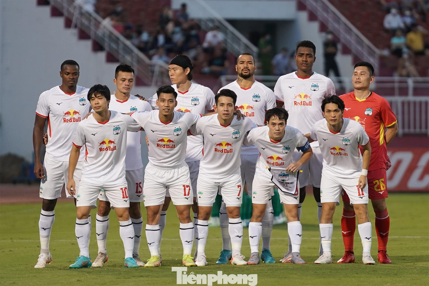 Đội hình ra sân, Văn Toàn đeo băng đội trưởng. Đội hình ra sân, Văn Toàn đeo băng đội trưởng.