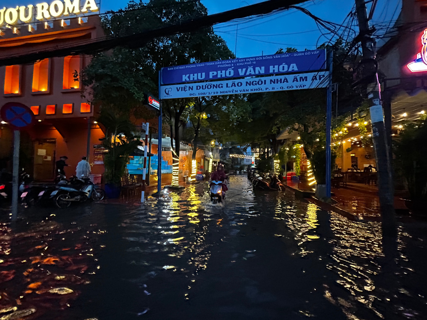 Đường Nguyễn Văn Khối bị ngập sau cơn mưa to.