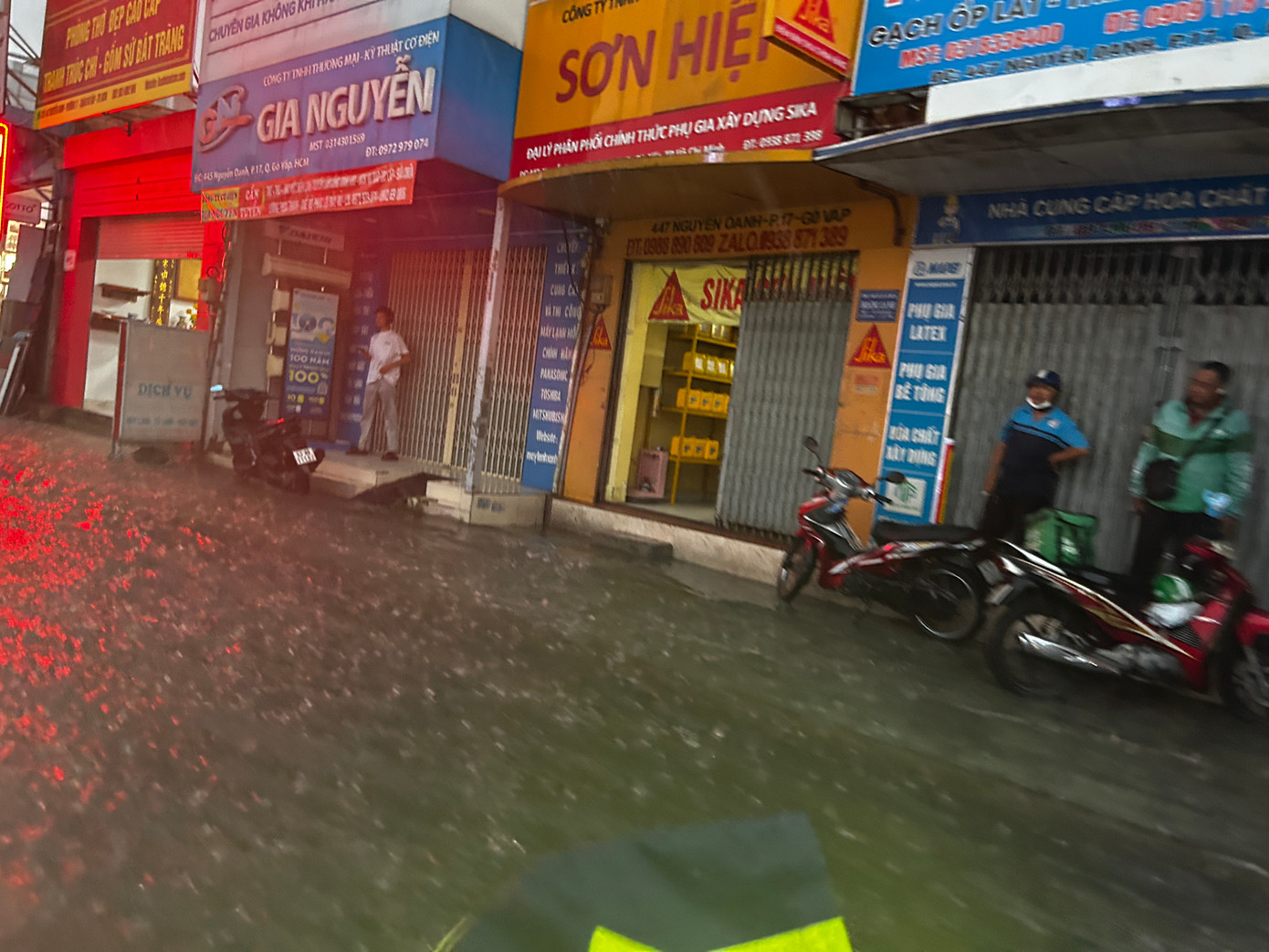 Đáng chú ý, tại khu vực chân dốc cầu vượt Ngã tư Ga (đường Nguyễn Oanh, đoạn gần giao với Lê Đức Thọ), xuất hiện điểm ngập sâu khoảng 30–40 cm. Nhiều phương tiện xe máy di chuyển khó khăn, thậm chí chết máy khi qua điểm ngập. Người dân phải dắt bộ hoặc trú tạm vào mái hiên.