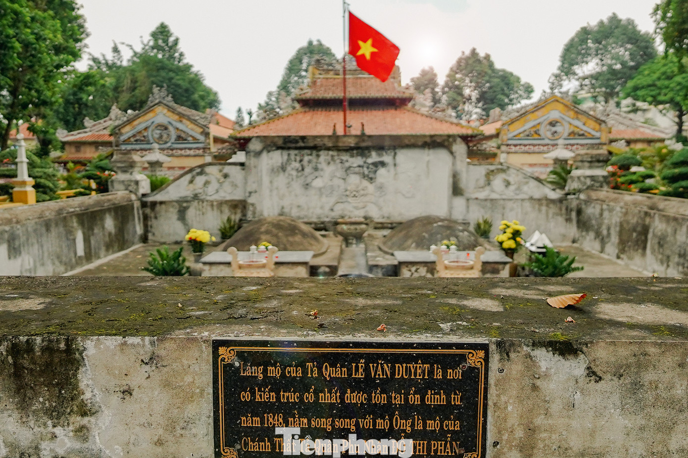 Từ cổng tam quan ở phía nam (đường Vũ Tùng) vào, du khách qua một khu vườn cảnh là 3 phần chính: Nhà bia nơi đặt bia đá ghi công đức, mộ tả quân và vợ (có bình phong và tường bao quanh) và miếu thờ gồm tiền điện, trung điện và chính điện. Từ cổng tam quan ở phía nam (đường Vũ Tùng) vào, du khách qua một khu vườn cảnh là 3 phần chính: Nhà bia nơi đặt bia đá ghi công đức, mộ tả quân và vợ (có bình phong và tường bao quanh) và miếu thờ gồm tiền điện, trung điện và chính điện.