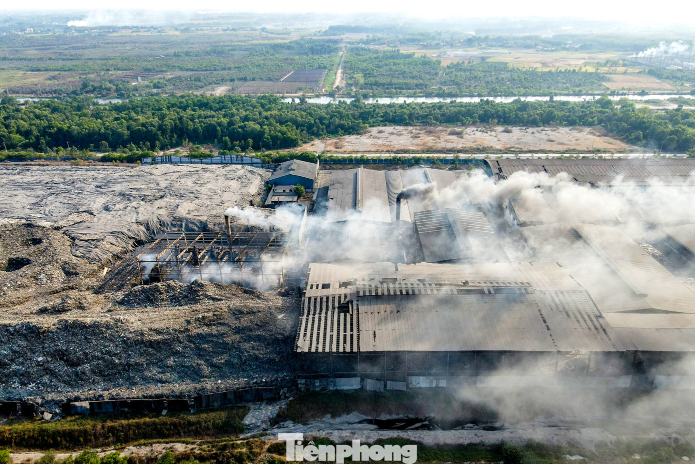 Lãnh đạo UBND huyện Củ Chi cho biết, qua khảo sát, mùi hôi từ khu liên hợp xử lý chất thải rắn Tây Bắc phát sinh ra ngoài tập trung chủ yếu ở hoạt động xử lý rác, khu vực ô nhiễm mùi hôi có bán kính lên đến 10km. Lãnh đạo UBND huyện Củ Chi cho biết, qua khảo sát, mùi hôi từ khu liên hợp xử lý chất thải rắn Tây Bắc phát sinh ra ngoài tập trung chủ yếu ở hoạt động xử lý rác, khu vực ô nhiễm mùi hôi có bán kính lên đến 10km.