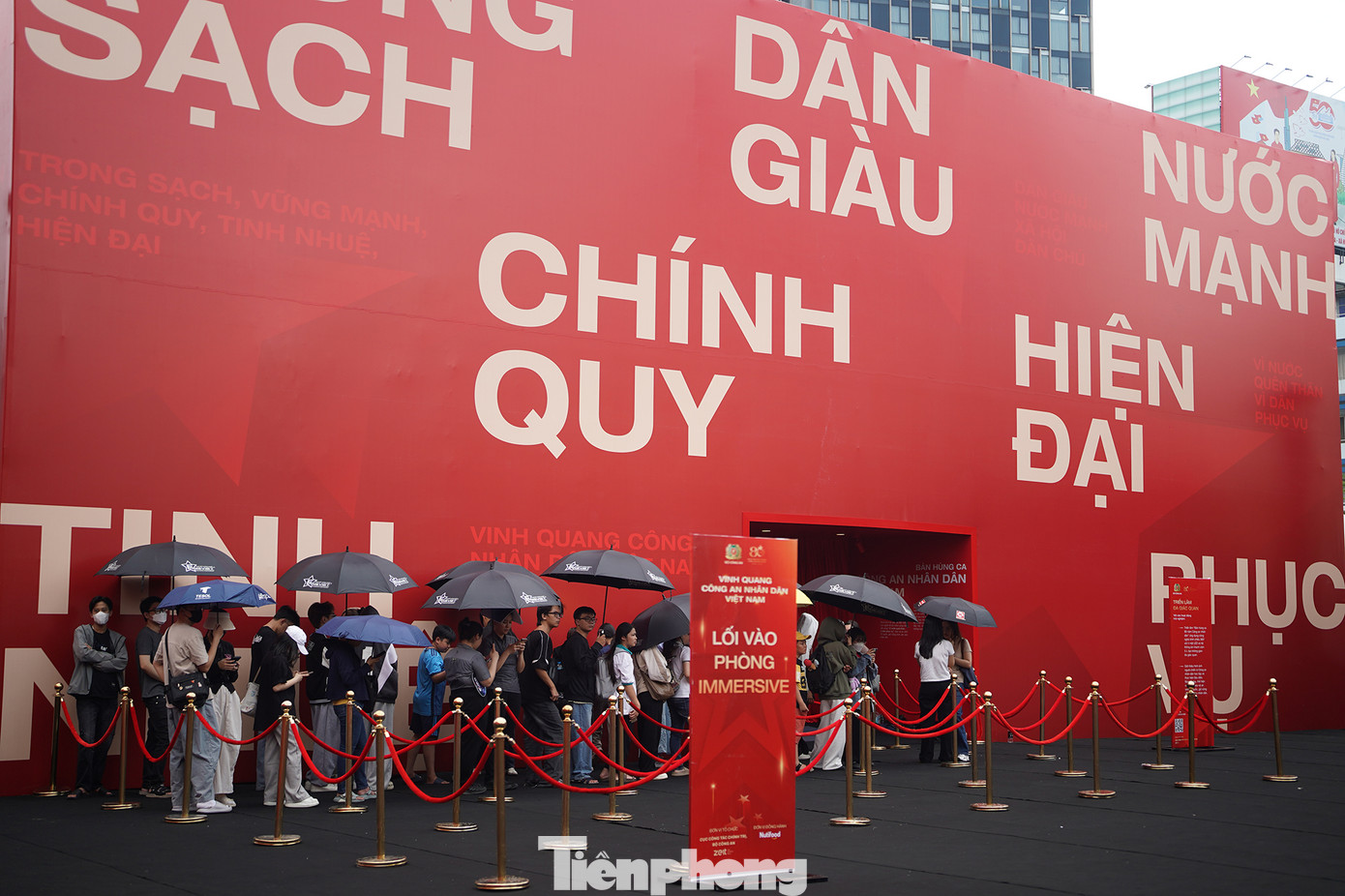 Người dân đội nắng chờ trước không gian immersive 360 độ. Người dân đội nắng chờ trước không gian immersive 360 độ.