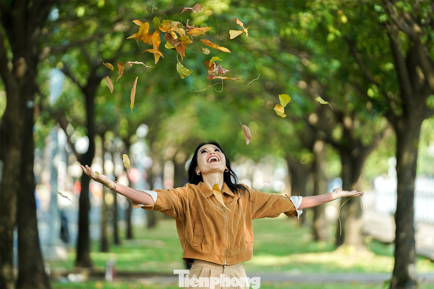 Khác với sự náo nhiệt của dòng phương tiện ngược xuôi, những tán cây lộc vừng vươn cao, phủ kín toàn bộ con đường dọc theo dòng kênh xanh mát tạo nên khung cảnh thanh bình. Mỗi năm, khung cảnh này chỉ xuất hiện một lần và kéo dài khoảng nửa tháng.