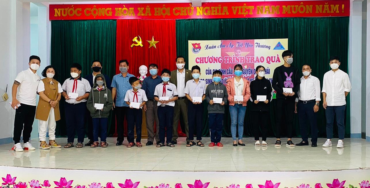 Quang Hải mong các bạn nhỏ phải luôn cố gắng vượt khó để đạt được những điều tốt đẹp hơn bằng sự cố gắng hết mình của bản thân. Quang Hải mong các bạn nhỏ phải luôn cố gắng vượt khó để đạt được những điều tốt đẹp hơn bằng sự cố gắng hết mình của bản thân.