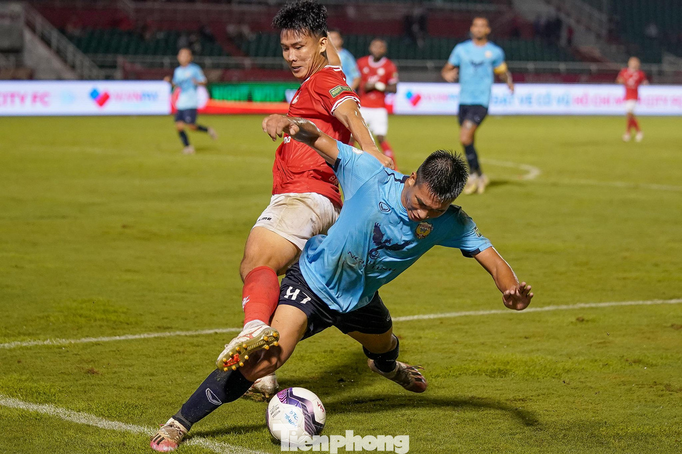 Trận này, các tuyến của HLHT chơi đều chân, khoá chặt các mũi tấn công của TPHCM.