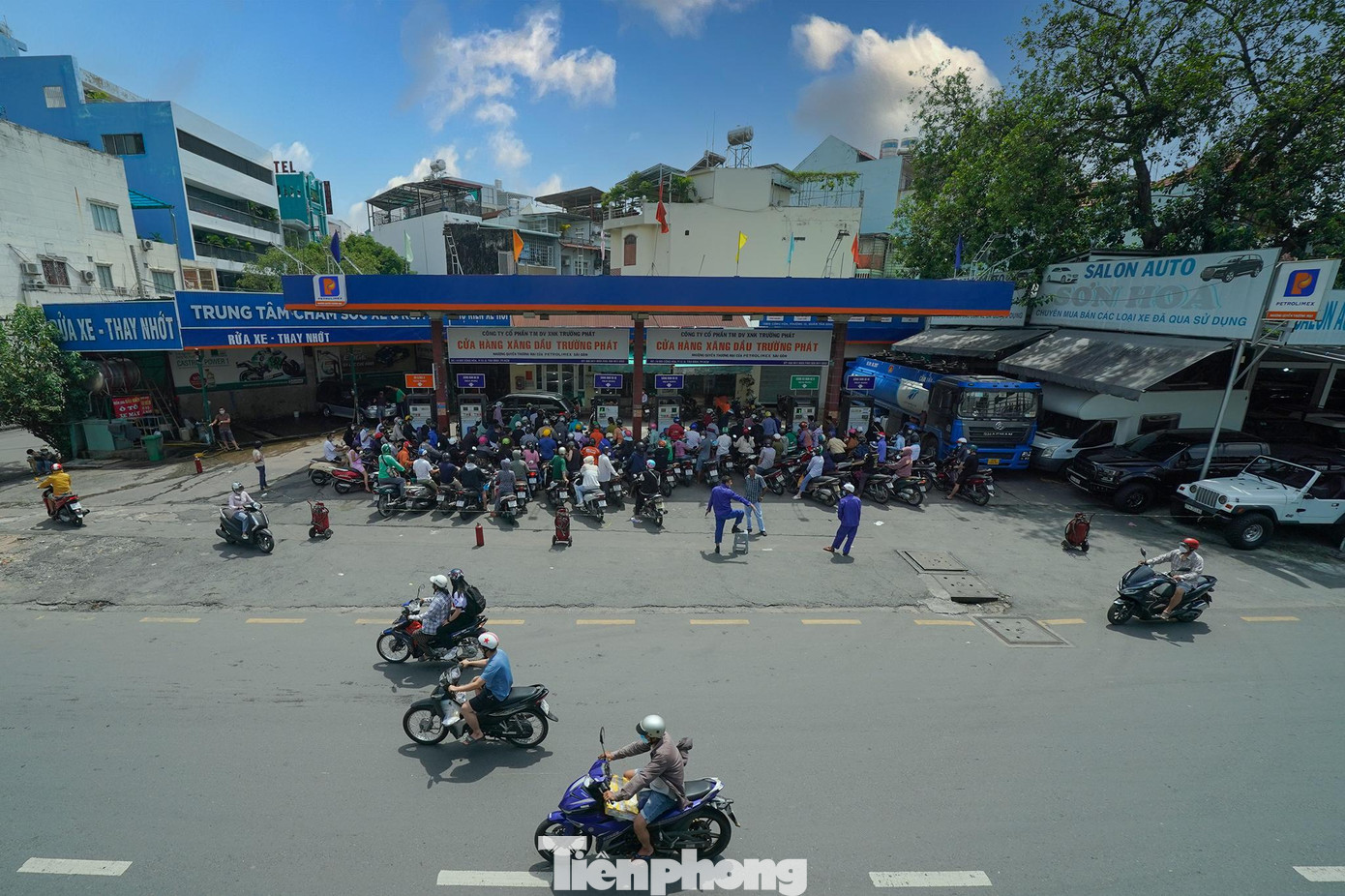 Chị Võ Thị Nghiệm, nhà ở đường Song Hành, Quận 12 chia sẻ kinh nghiệm: "Ban ngày mà đi thì đợi lâu lắm. Tối hôm qua, tôi đi mua một lần rồi. Sáng nay, 4h tôi dậy chạy chiếc xe máy còn lại ra để đổ, sáng sớm cây xăng khá vắng". Chị Võ Thị Nghiệm, nhà ở đường Song Hành, Quận 12 chia sẻ kinh nghiệm: "Ban ngày mà đi thì đợi lâu lắm. Tối hôm qua, tôi đi mua một lần rồi. Sáng nay, 4h tôi dậy chạy chiếc xe máy còn lại ra để đổ, sáng sớm cây xăng khá vắng".