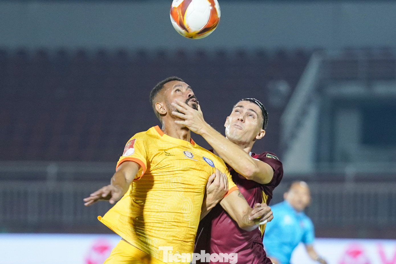 Đây là cuộc so tài giữa các ngoại binh khi phía đội khách có nhiều cầu thủ cao hơn 1,9m, ngoại binh Campell của TPHCM (áo đỏ) chơi khá chắc ở hàng hậu vệ.