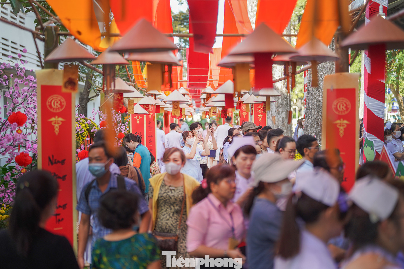 Tuy hoạt động chỉ trong khuôn viên bệnh viện nhưng tất cả các phòng ban đều chăm chút, trang trí gian hàng của mình thật bắt mắt, mong muốn xua đi một phần áp lực cũng như tiếp thêm niềm tin cho bệnh nhân và người nhà chiến đấu với bệnh tật.