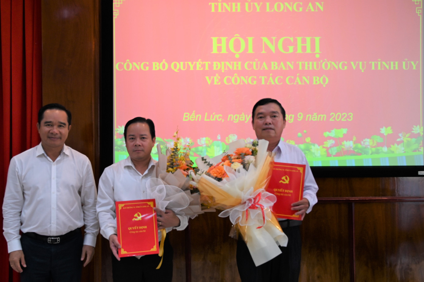 Bí thư Tỉnh ủy Long An Nguyễn Văn Được trao quyết định cho ông Trần Hoàng Nhân và ông Nguyễn Đăng Minh Xuân. Ảnh: Kim Phượng.