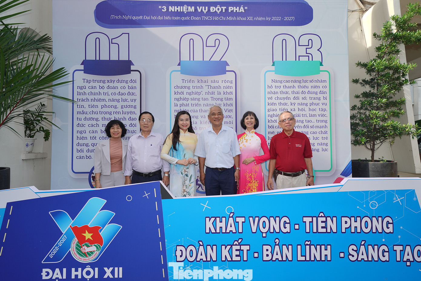 Chị Duy Trang chụp ảnh cùng cựu cán bộ Đoàn qua các thời kỳ.