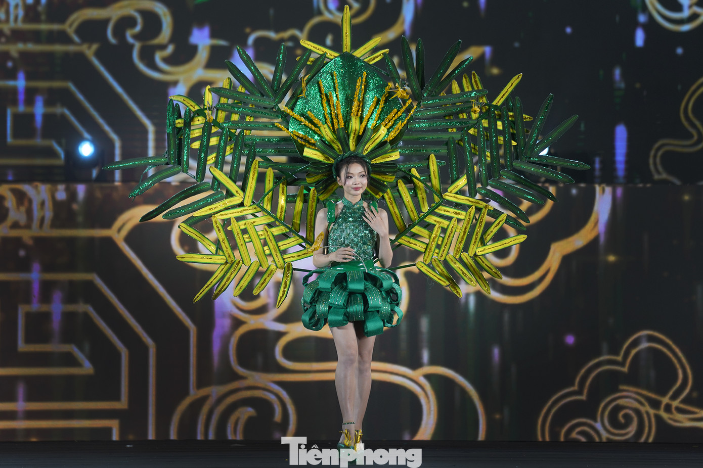 Hình ảnh ấn tượng của hai bộ trang phục lấy ý tưởng từ lá dừa và máy làm cốm.