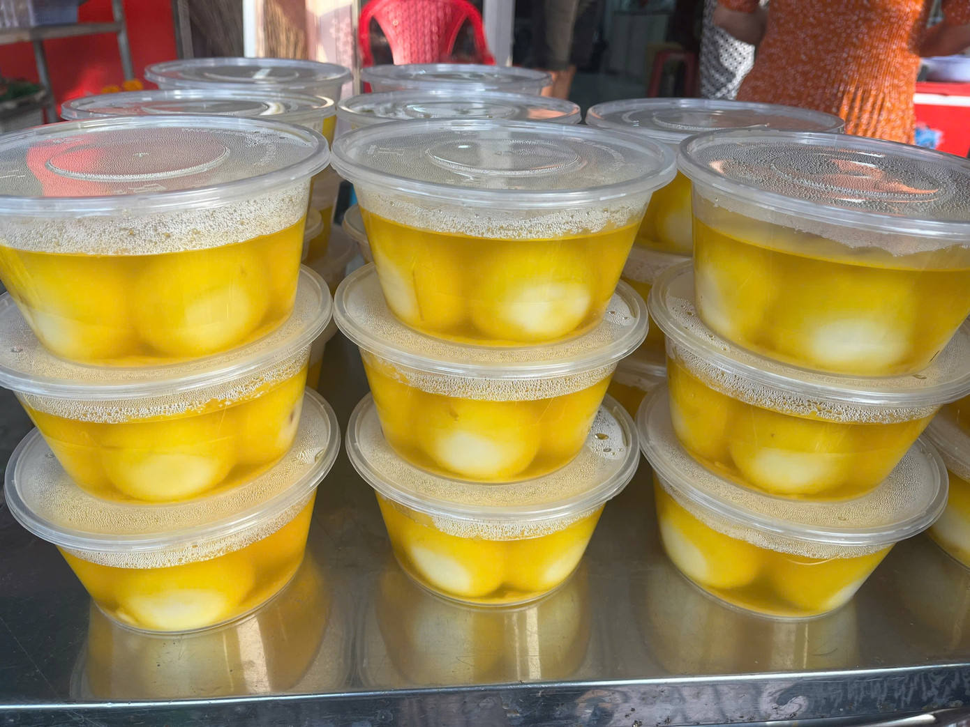 Theo ghi nhận, mặt hàng xôi chè tại khu vực chợ này có tăng giá nhẹ nhưng không đáng kể.