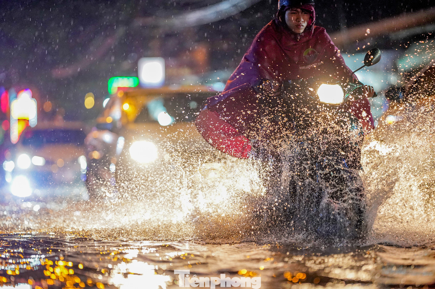 Mưa đúng vào khung giờ tan tầm, khiến giao thông trở nên hỗn loạn. Người dân phải vật lộn di chuyển qua các đoạn đường ngập, nhiều phương tiện chết máy giữa dòng nước, gây ùn tắc kéo dài.