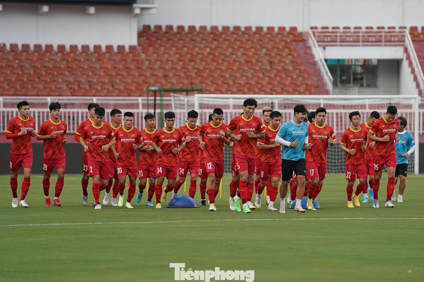 Đợt tập trung này, tiền vệ Nguyễn Hoàng Đức ở lại CLB Viettel để điều trị chấn thương gối, không dự đợt tập trung ĐTQG sắp tới. Ban huấn luyện tuyển Việt Nam sau đó phải họp bàn về Hoàng Đức. Và HLV Park Hang-seo, cuối cùng, quyết định để tiền vệ 24 tuổi này ở lại CLB Viettel để hồi phục hoàn toàn chấn thương. Đội tuyển cũng không gọi cầu thủ thay thế.