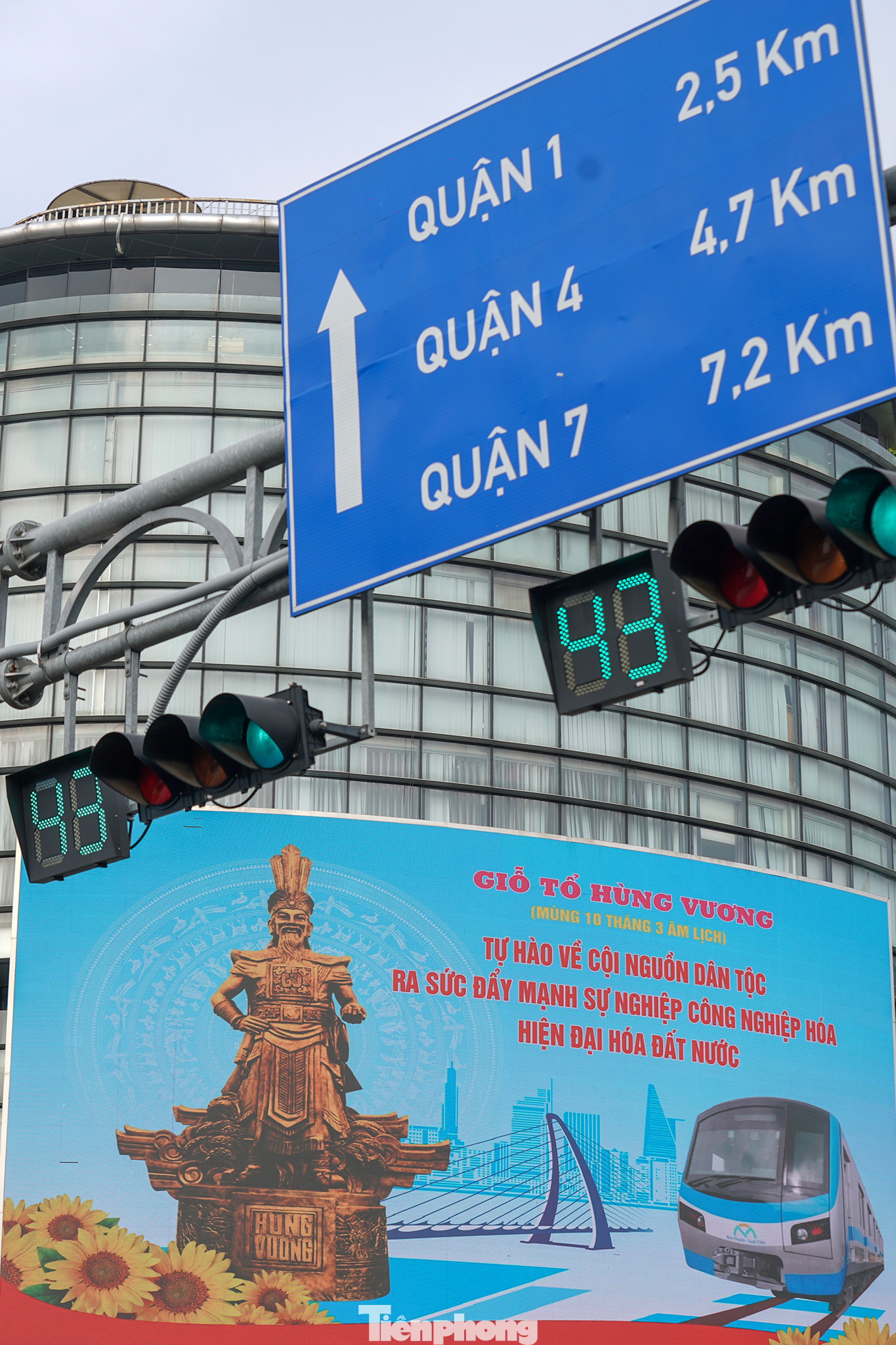 Năm nay, giỗ Tổ Hùng Vương rơi vào ngày 29/4 nên không khí của đại lễ 30/4 càng có thêm nhiều hoạt động ý nghĩa.