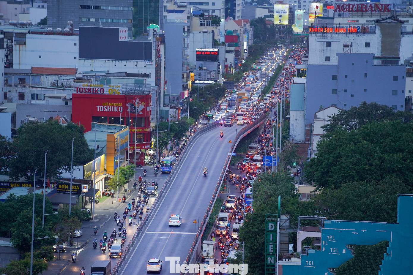 CSGT mở đường trên cầu vượt Hoàng Hoa Thám. Do đoàn xe di chuyển vào giờ tan tầm nên lực lượng mở đường làm việc khá vất vả.