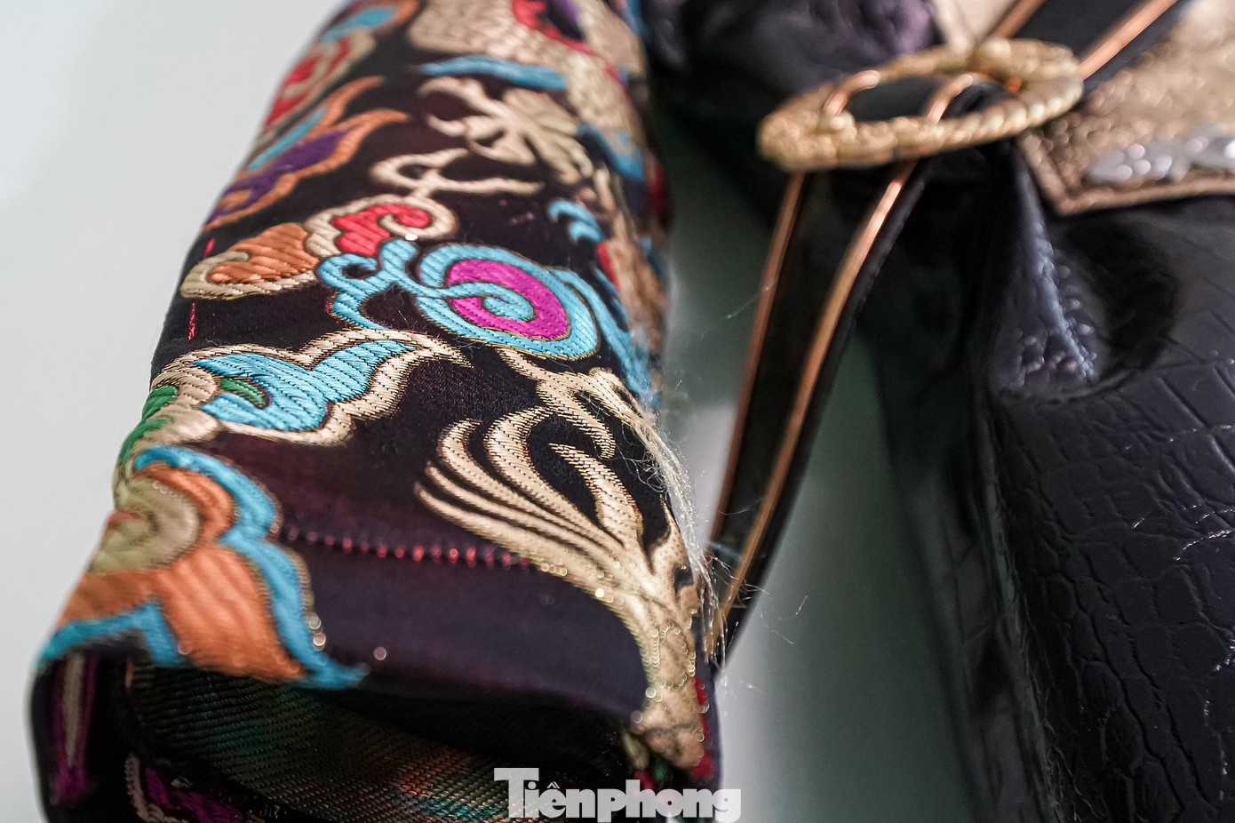 &quot;Đối tượng khách đa phần là các diễn viên trẻ nên từ thiết kế mẫu, tạo chi tiết, phối màu... phải thật trẻ trung, sinh động, bắt nhịp các xu hướng tông màu thời trang thịnh hành để đáp ứng nhu cầu. Có nhiều khách đặt chỉ với vài chi tiết như: tên phim, tên game, tên nhân vật... rồi mình tự tìm thông tin để thiết kế. Công việc này cần phải ra mẫu mới liên tục, khách không thể mặc một bộ quay, chụp nhiều lần&quot;, Tín tâm sự.