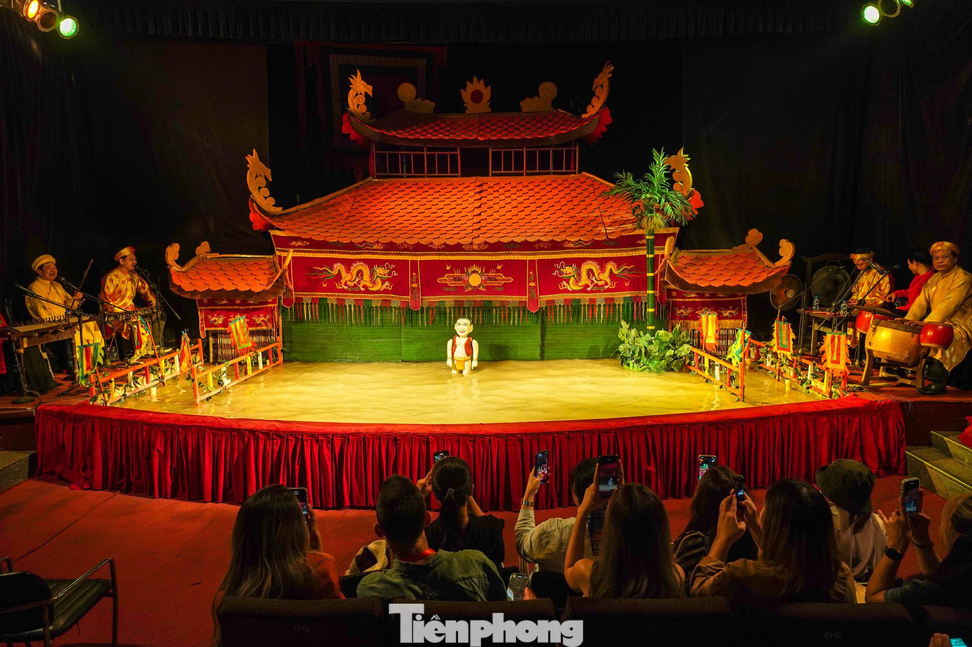 Ở TPHCM, có thể nói đây là điểm diễn múa rối nước hoạt động thường xuyên và có &quot;thâm niên&quot;. Ai có dịp đi ngang Cung văn hóa Lao động (đường Nguyễn Thị Minh Khai, Quận 1) hồi trước dịch bệnh, mỗi ngày sẽ bắt gặp hình ảnh quen thuộc từng hàng xe chở khách du lịch đổ xuống địa điểm này để du khách thưởng thức nghệ thuật múa rối nước truyền thống của Việt Nam.