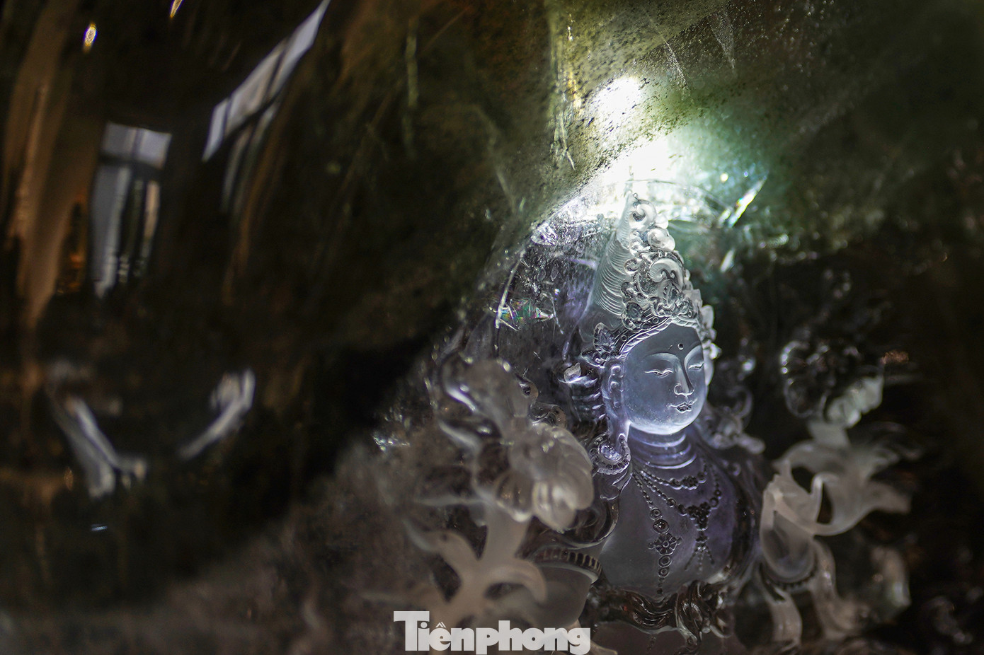 Đây là tác phẩm Ngài Liên Hoa xanh bằng đá thạch anh ưu linh khi được chiếu đèn xuyên quang.