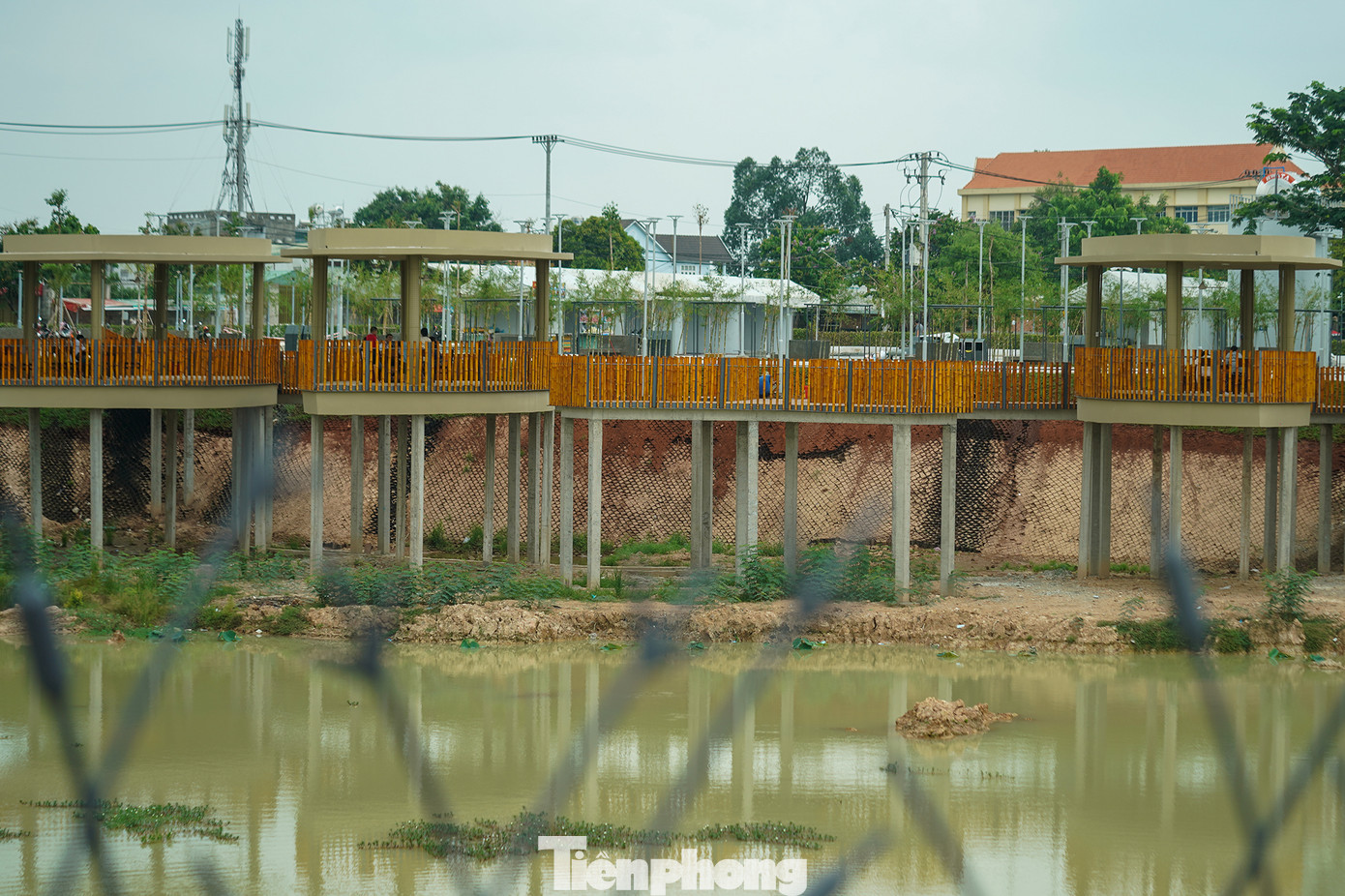Hiện TPHCM đang vào mùa nắng nóng nên mực nước trong hồ vẫn còn ở mức thấp.
