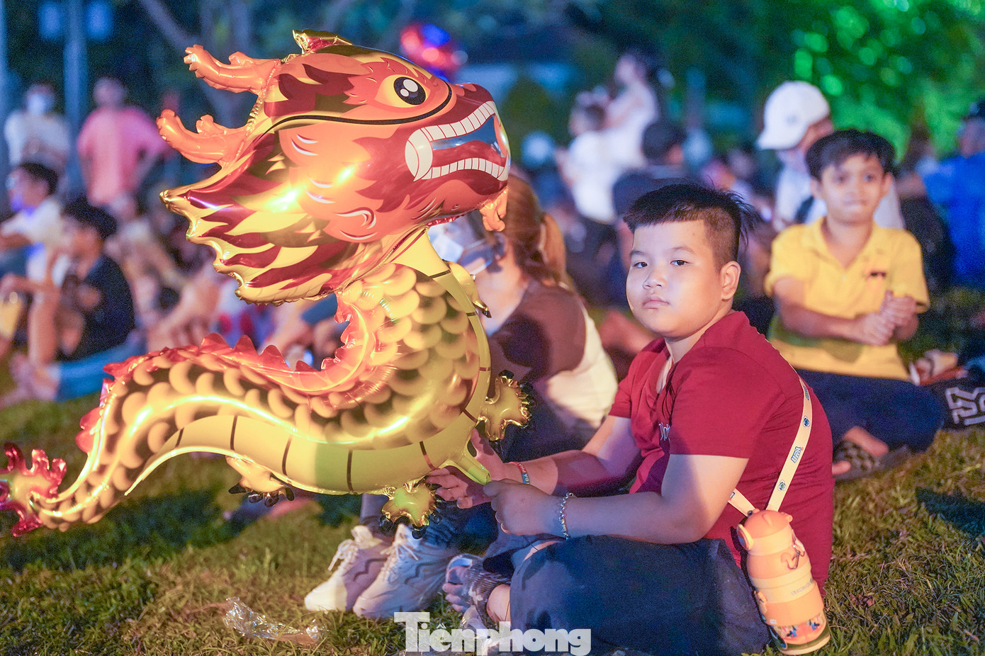 Các em nhỏ cũng rất thích thú với bóng bay hình linh vật năm Thìn.