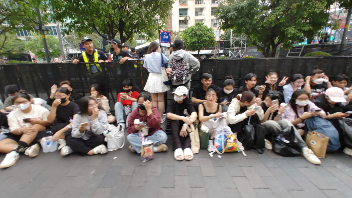 Không chỉ phía bên trong khu vực sân khấu, phía ngoài lối phương tiện lưu thông dọc phố đi bộ Nguyễn Huệ cũng ken đặc các bạn xếp hàng. Không chỉ phía bên trong khu vực sân khấu, phía ngoài lối phương tiện lưu thông dọc phố đi bộ Nguyễn Huệ cũng ken đặc các bạn xếp hàng.