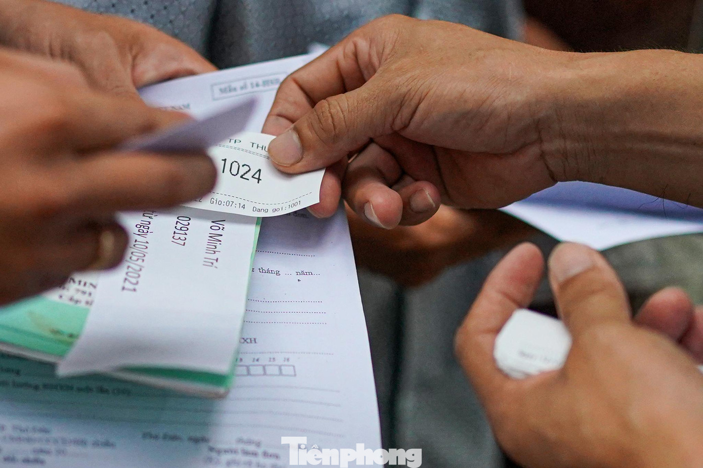 Chỉ những hồ sơ nào đủ điều kiện mới được cấp số cho vào bên trong. Chỉ những hồ sơ nào đủ điều kiện mới được cấp số cho vào bên trong.