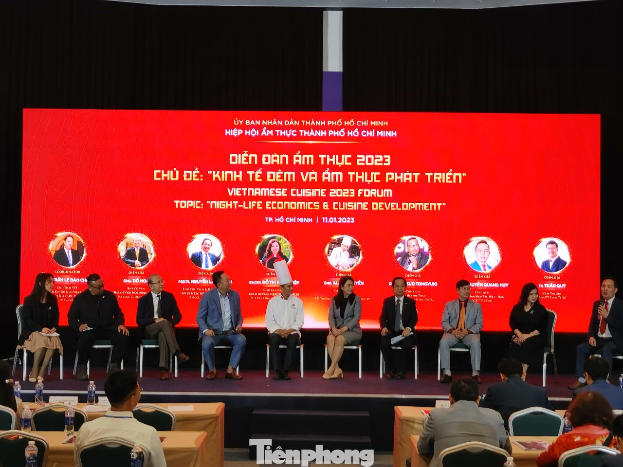 Diễn đàn ẩm thực Việt Nam 2023 là diễn đàn mở thảo luận về chủ đề “Kinh tế đêm và ẩm thực phát triển”. Đây là chủ đề đang được nhiều cơ quan, ban ngành quan tâm để giữ chân khách du lịch quốc tế. Thông qua diễn đàn lần này các đơn vị, nhà phân phối, doanh nghiệp chuyên ngành F&B (Food & Beverage) cùng trao đổi về định hướng kinh tế đêm và chiến lược phát triển du lịch thông minh lấy trụ cột là ẩm thực, trong đó trọng tâm xu thế ẩm thực xanh. Diễn đàn ẩm thực Việt Nam 2023 là diễn đàn mở thảo luận về chủ đề “Kinh tế đêm và ẩm thực phát triển”. Đây là chủ đề đang được nhiều cơ quan, ban ngành quan tâm để giữ chân khách du lịch quốc tế. Thông qua diễn đàn lần này các đơn vị, nhà phân phối, doanh nghiệp chuyên ngành F&B (Food & Beverage) cùng trao đổi về định hướng kinh tế đêm và chiến lược phát triển du lịch thông minh lấy trụ cột là ẩm thực, trong đó trọng tâm xu thế ẩm thực xanh.