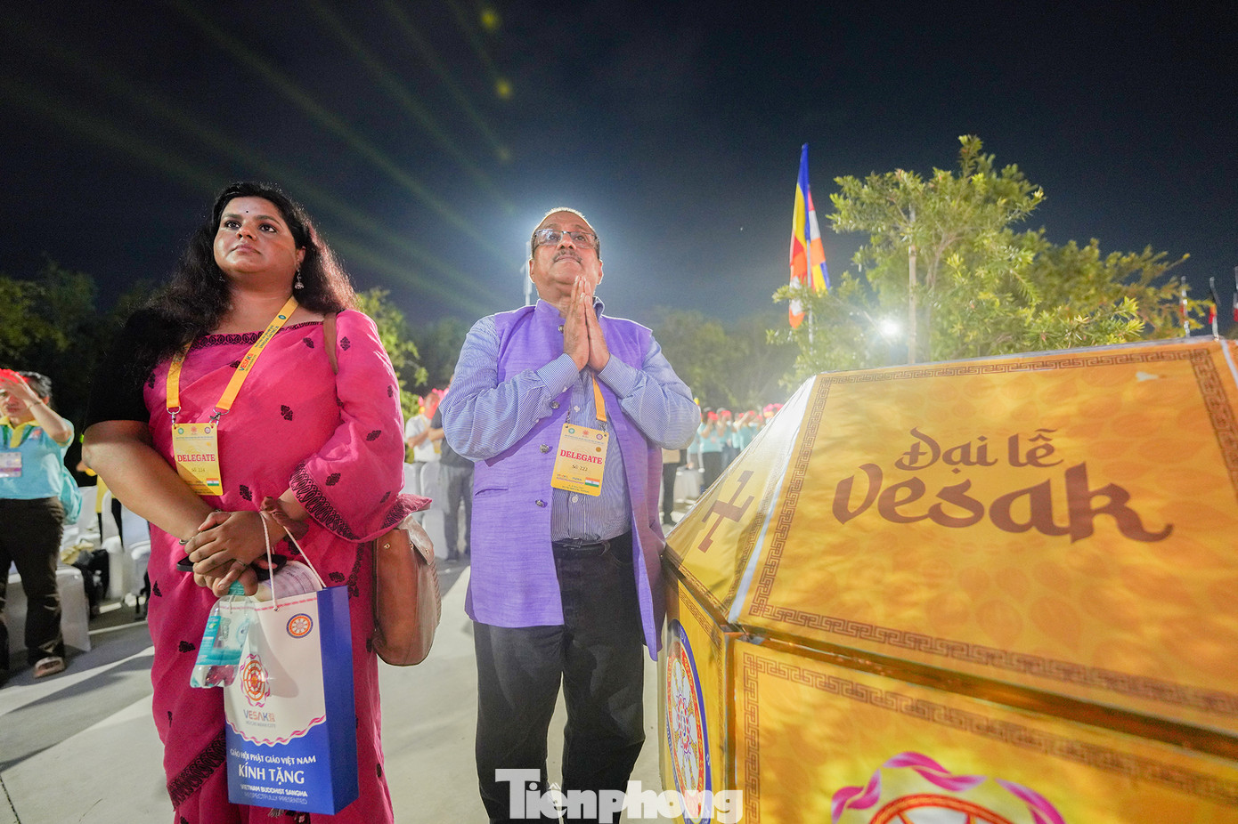 Phật tử quốc tế và Việt Nam cũng nhau thực hành nghi lễ cầu nguyện cho nền hòa bình thế giới bền vững.